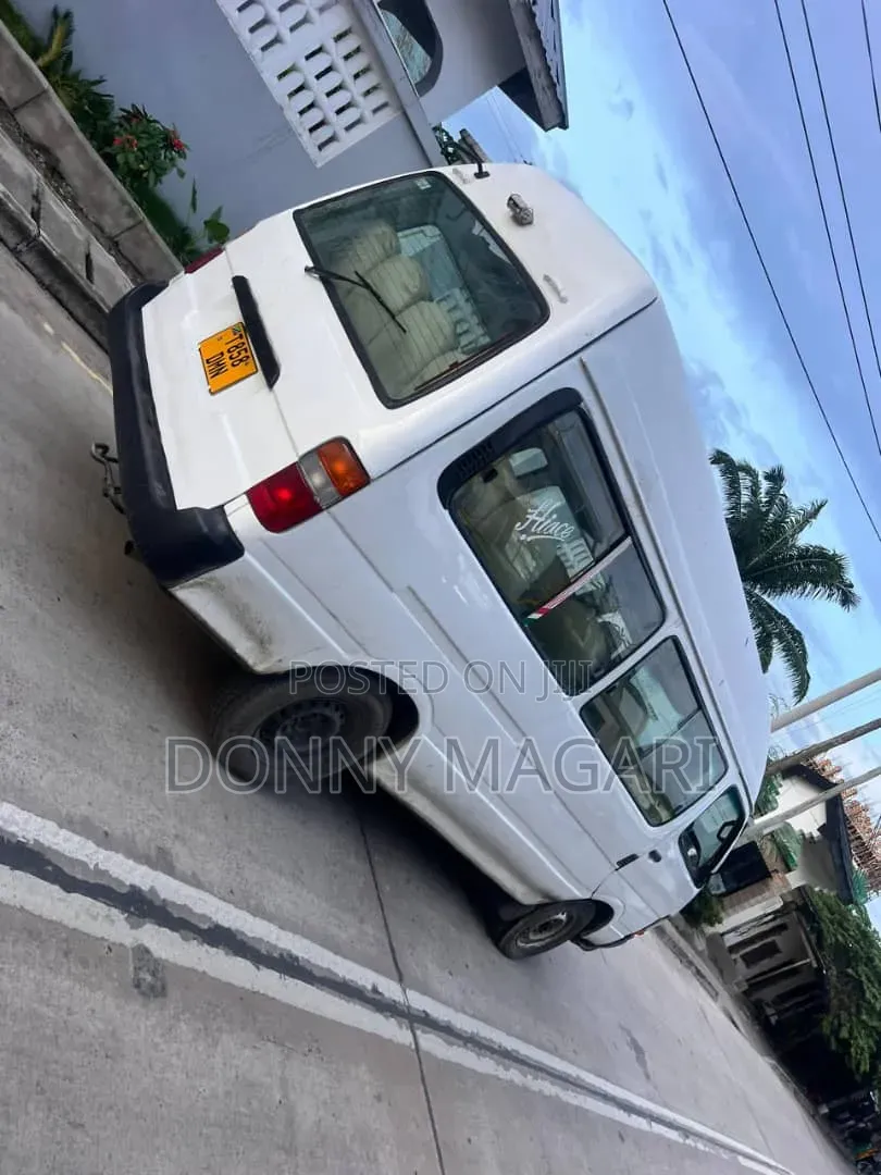 Toyota HiAce 2002 White