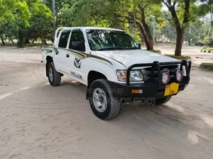 Toyota Hilux 2003 White