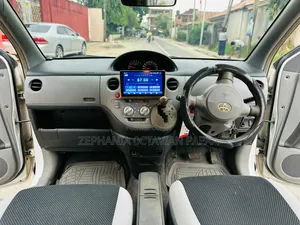 Toyota Sienta 2004 White
