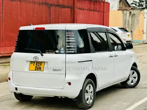 Toyota Sienta 2004 White