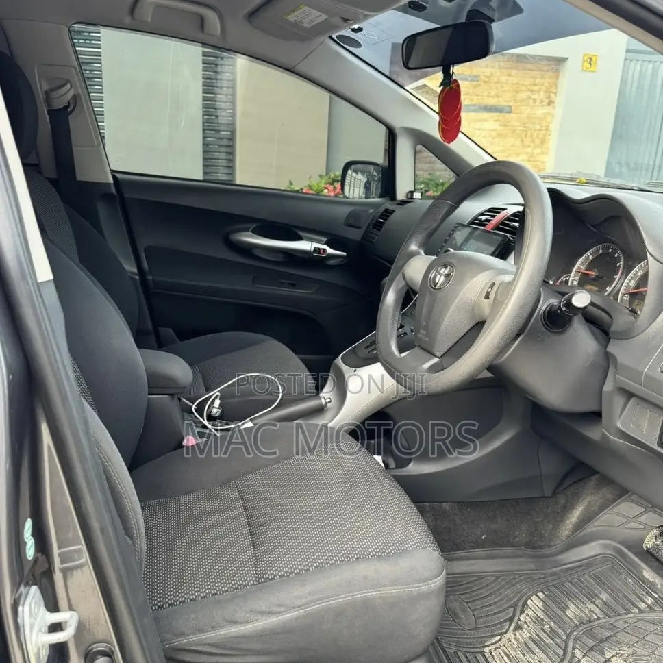 Toyota Auris 2010 Gray