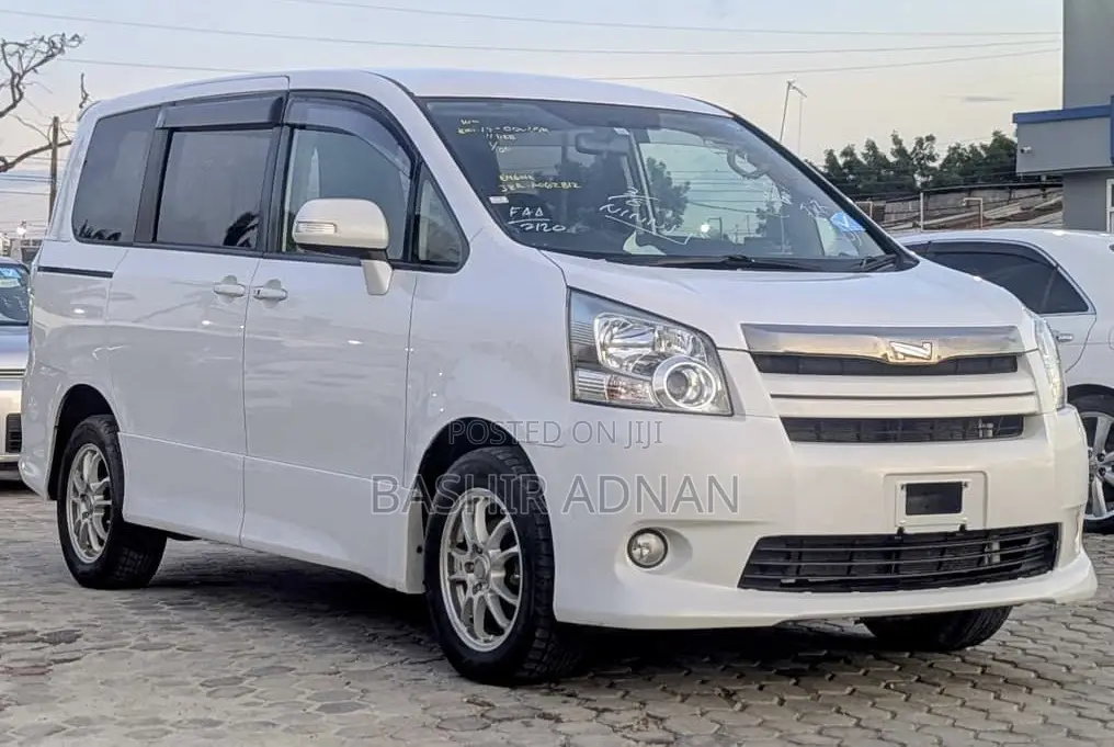 Toyota Noah 2.0 143hp FWD (7 Seater) 2007 White
