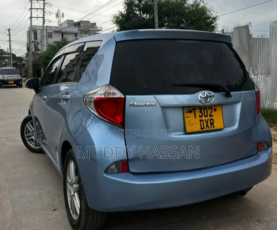 Toyota Ractis 2011 Blue