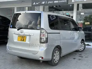 Toyota Noah 2009 Silver