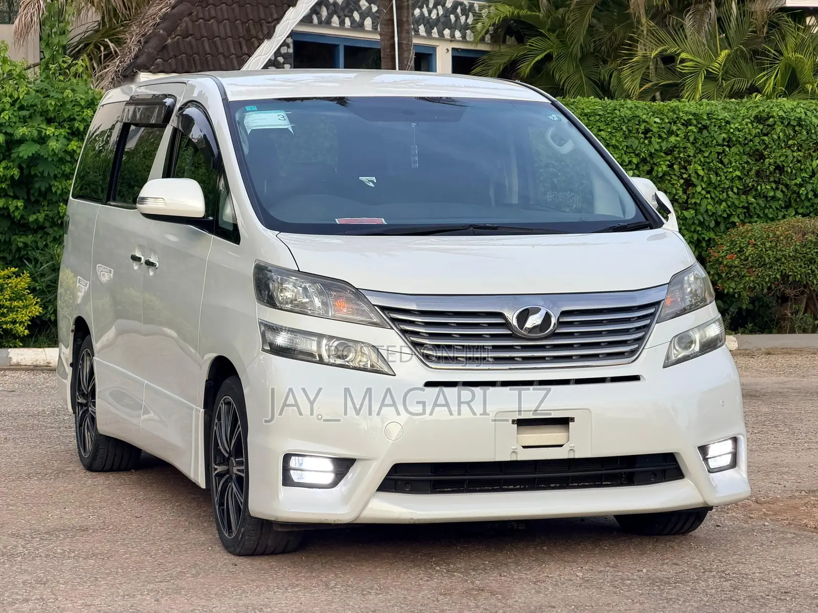 Toyota Vellfire 2010 White