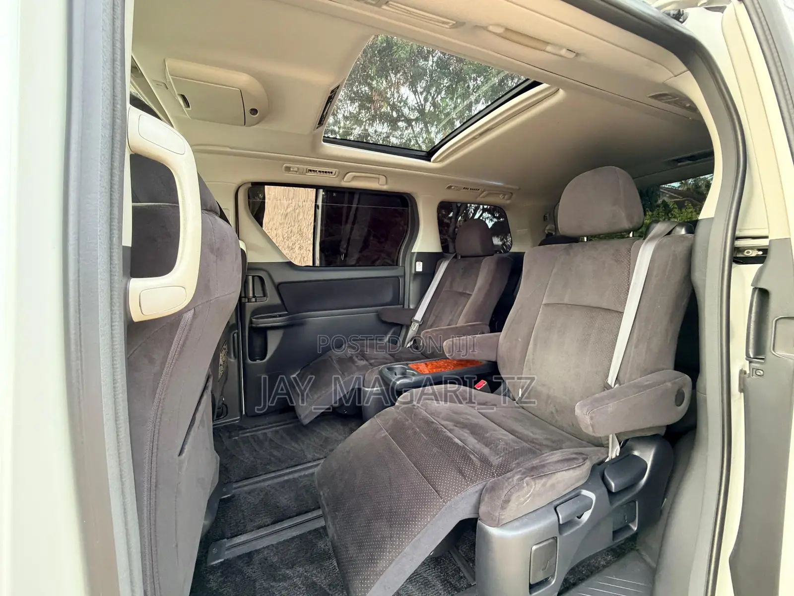 Toyota Vellfire 2010 White