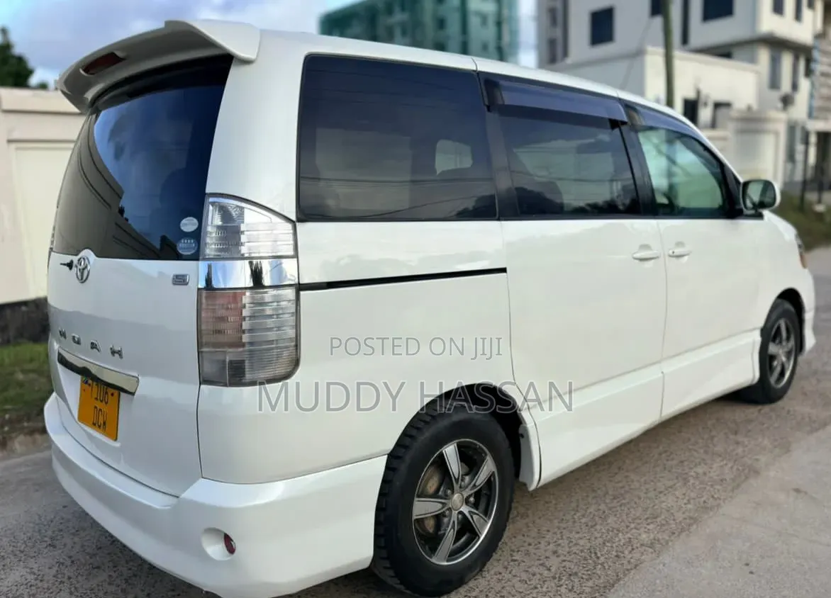 Toyota Noah 2003 White
