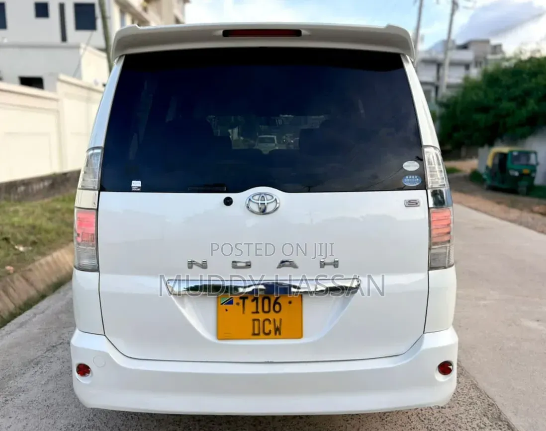 Toyota Noah 2003 White