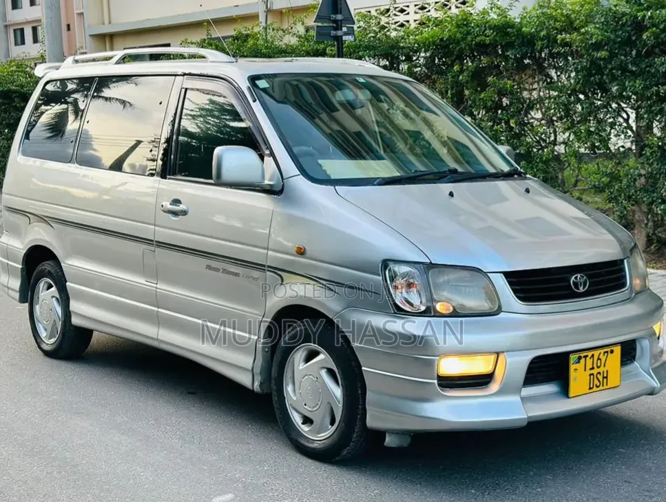 Toyota Noah 2003 Silver