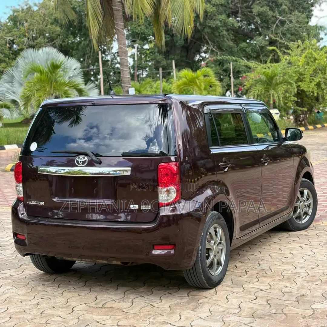 Toyota Corolla Rumion 2011 Black