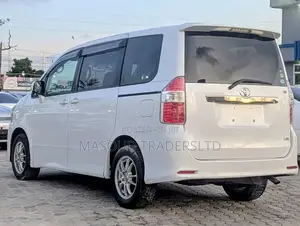 Toyota Noah 2.0 143hp AWD (8 Seater) 2007 White