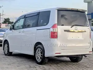 Toyota Noah 2.0 143hp AWD (8 Seater) 2007 White