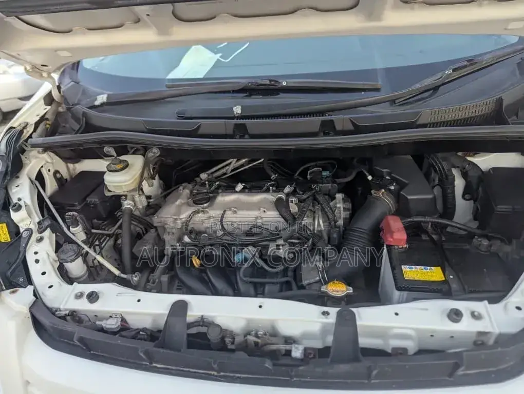 Toyota Noah 2.0 143hp AWD (8 Seater) 2007 White