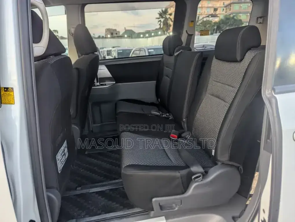 Toyota Noah 2.0 143hp AWD (8 Seater) 2007 White