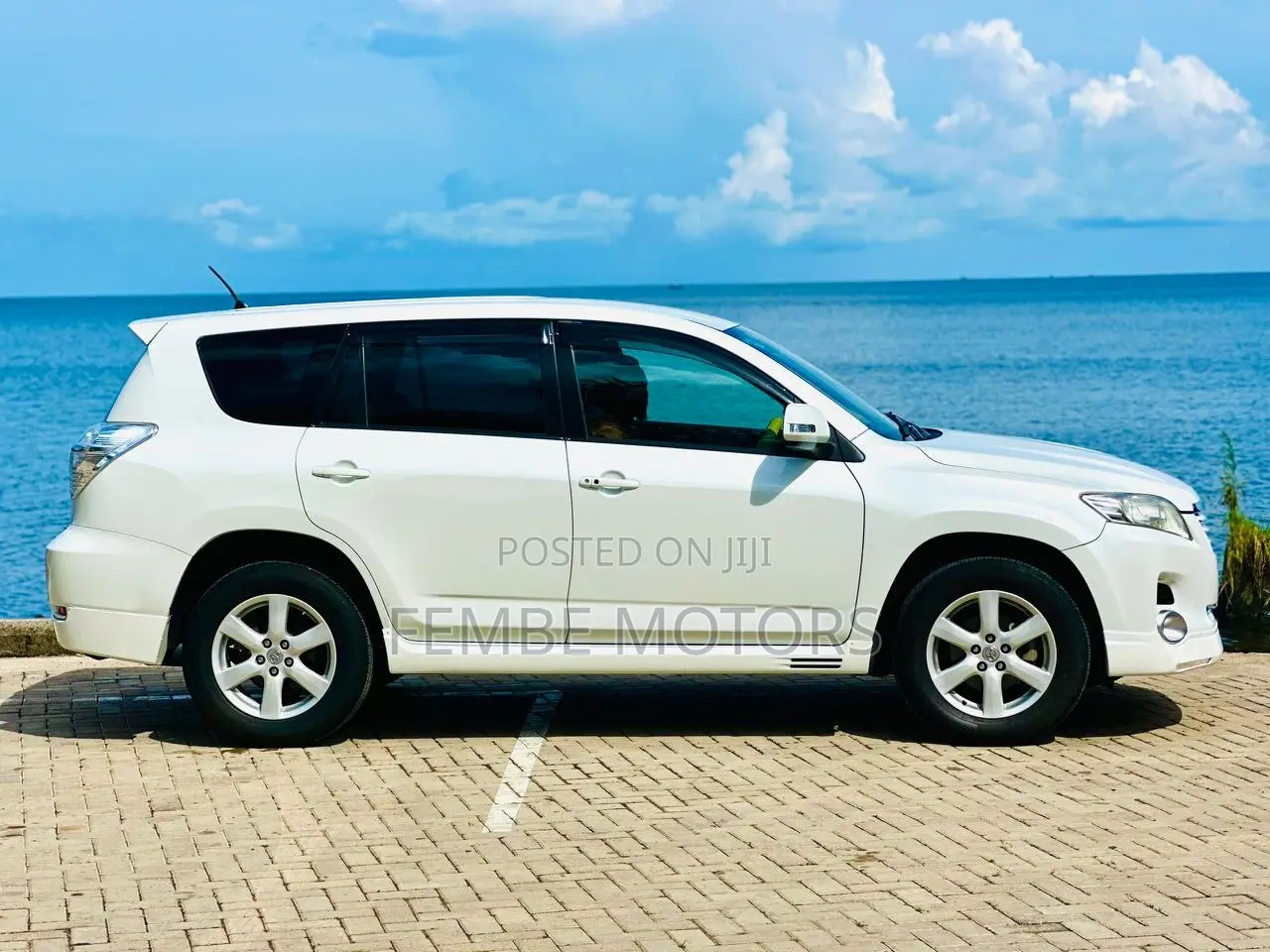 Toyota Vanguard 2010 White