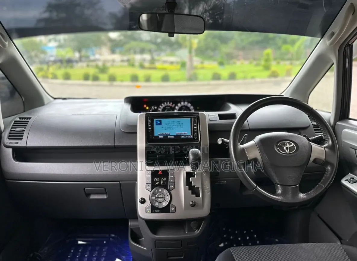 Toyota Noah 2008