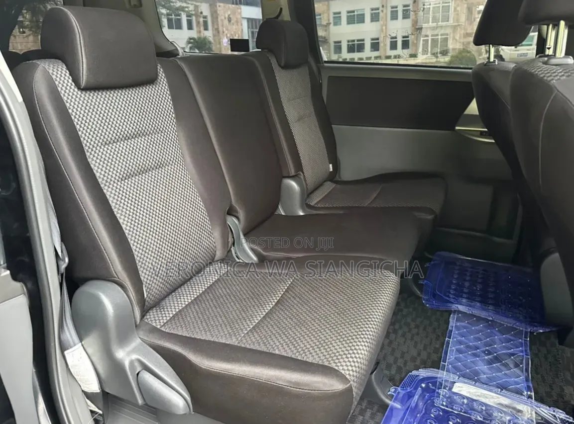 Toyota Noah 2008