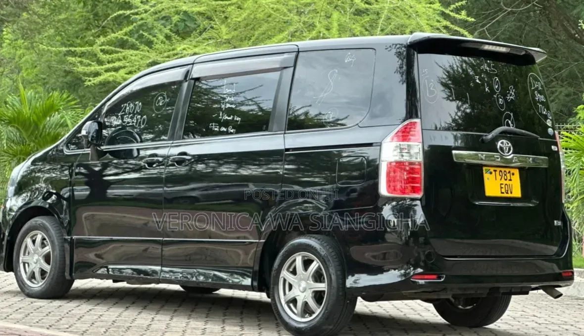 Toyota Noah 2008