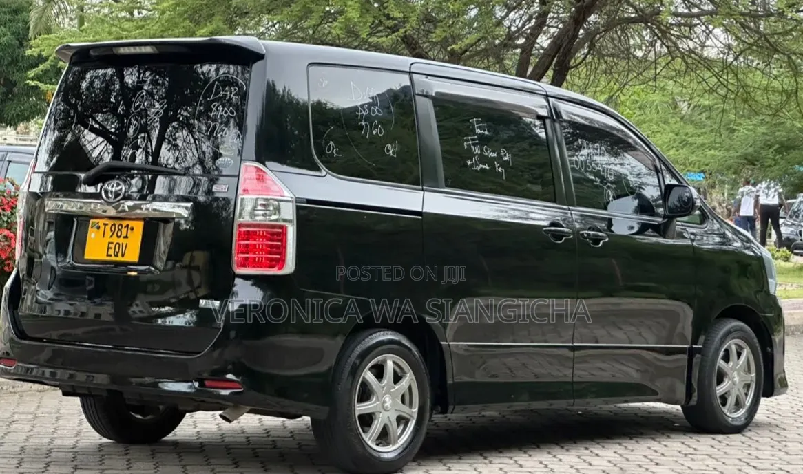 Toyota Noah 2008