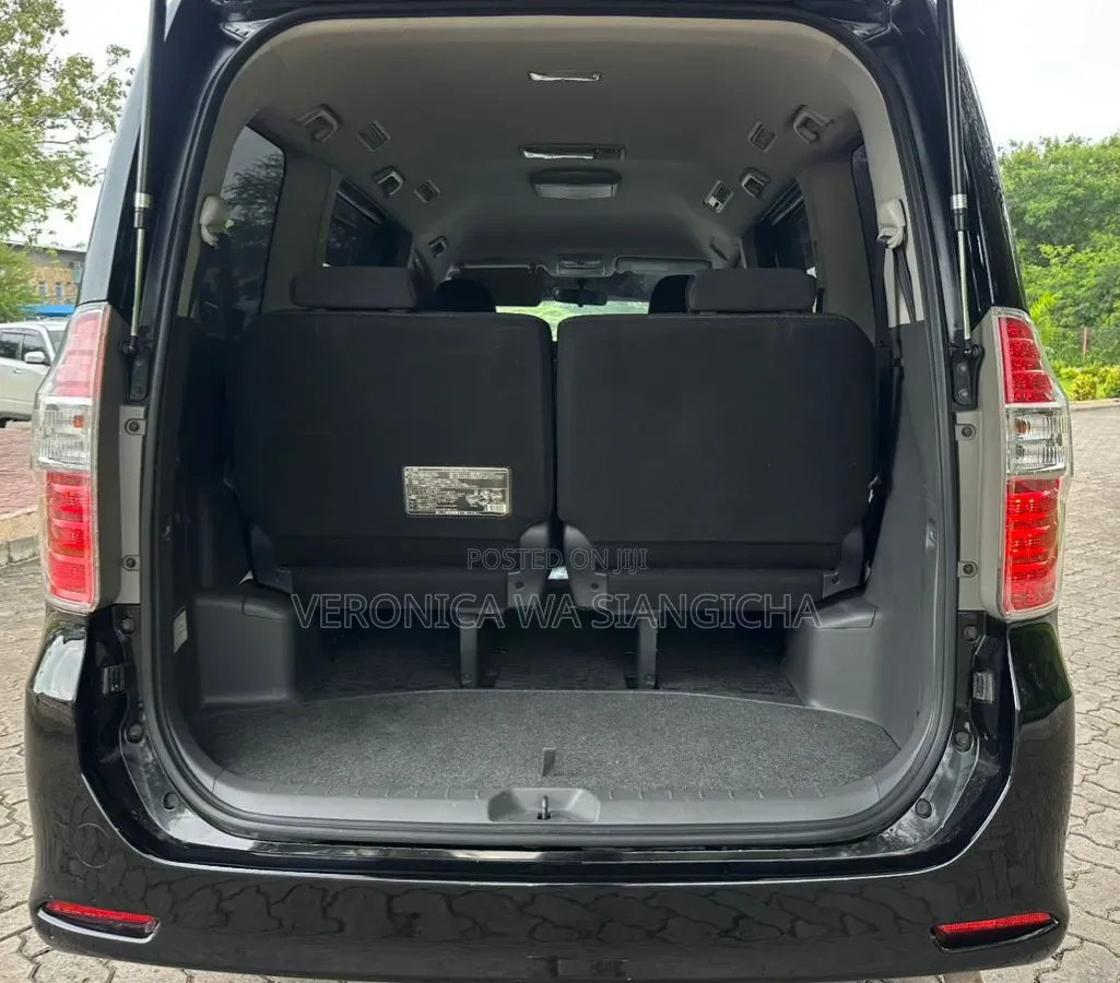 Toyota Noah 2008