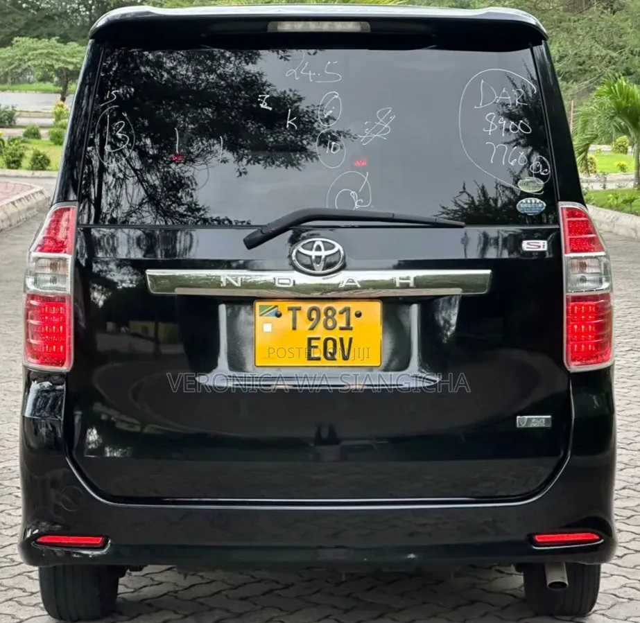 Toyota Noah 2008