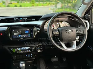 Toyota Hilux 2022 Gray