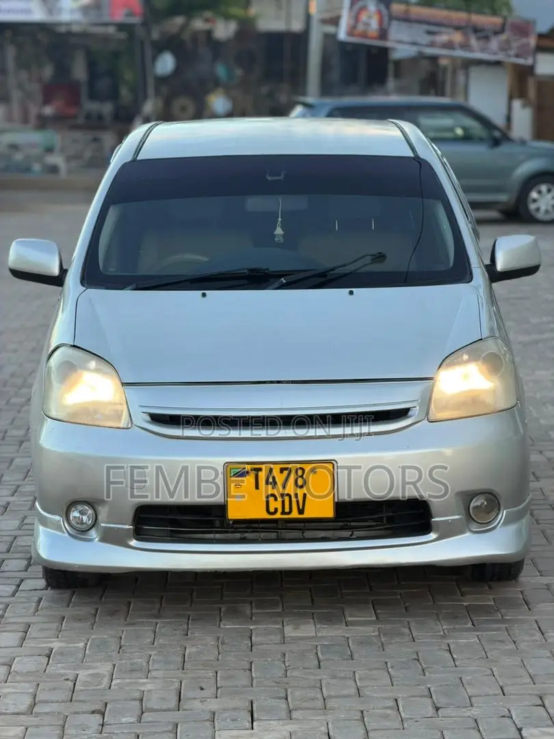 Toyota Raum 2005 Silver