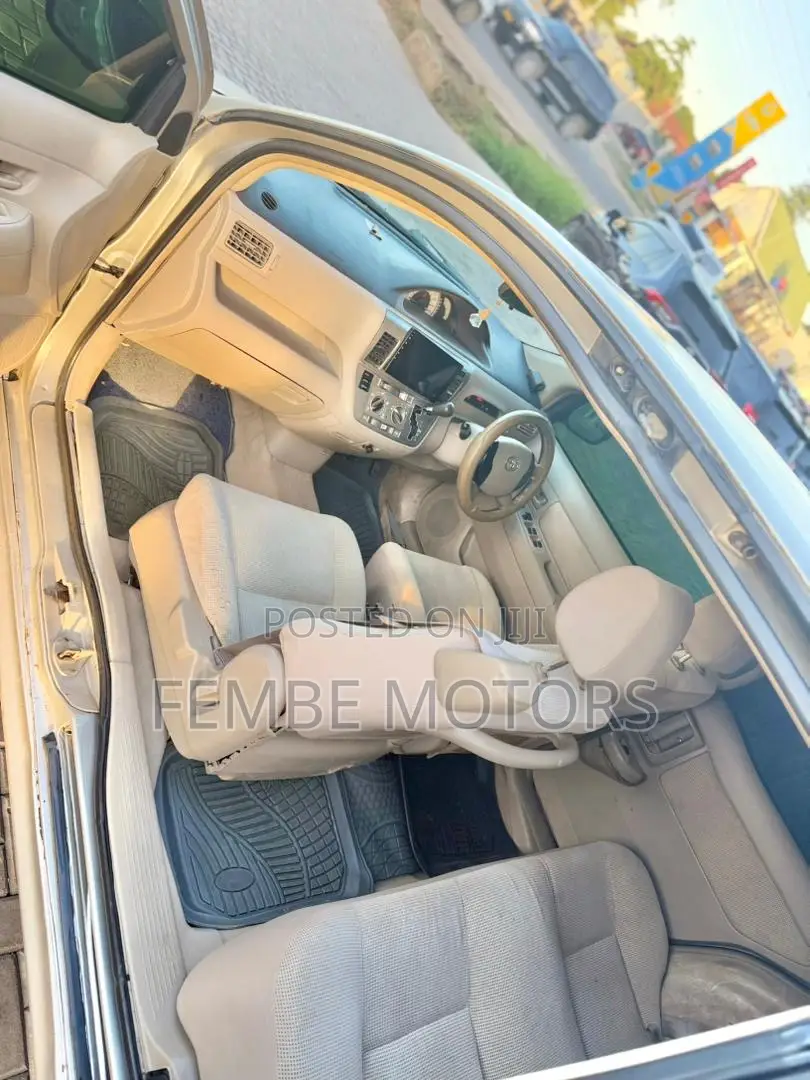 Toyota Raum 2005 Silver