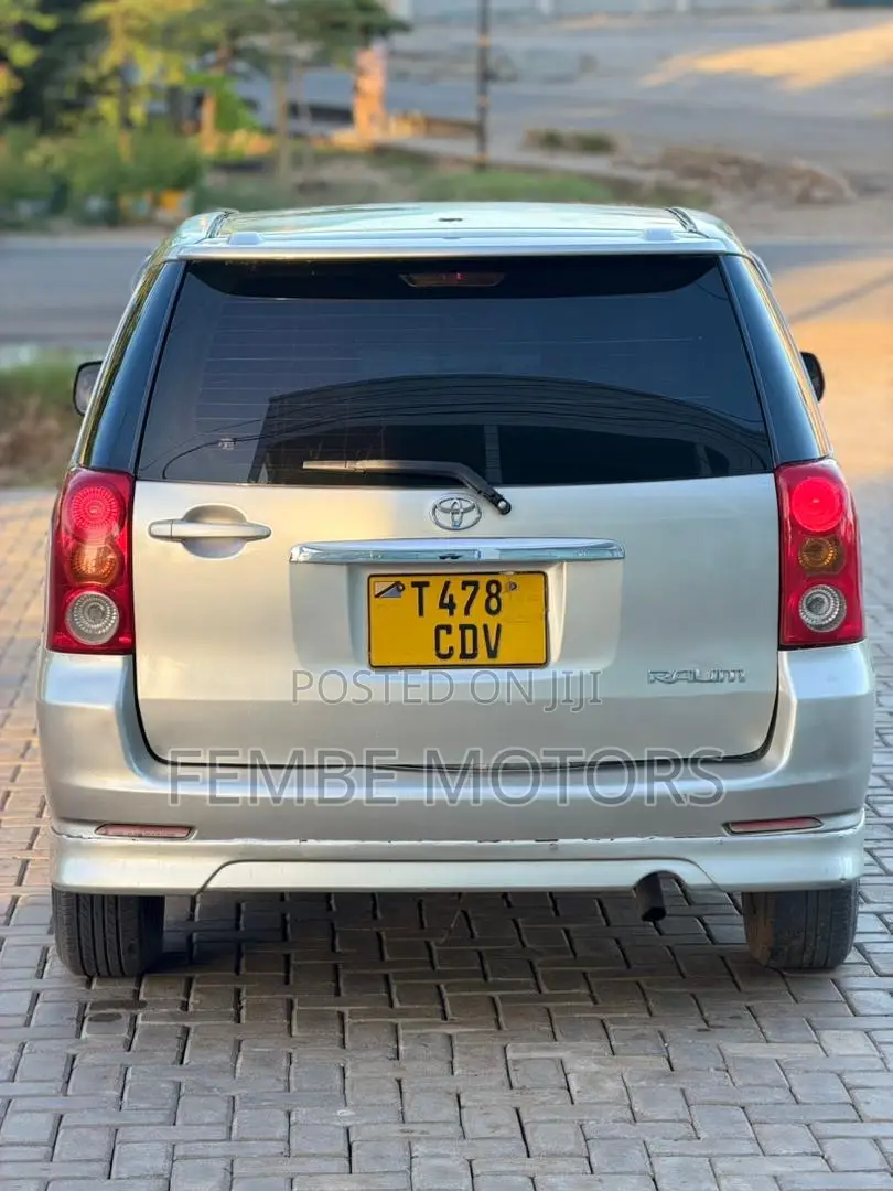 Toyota Raum 2005 Silver