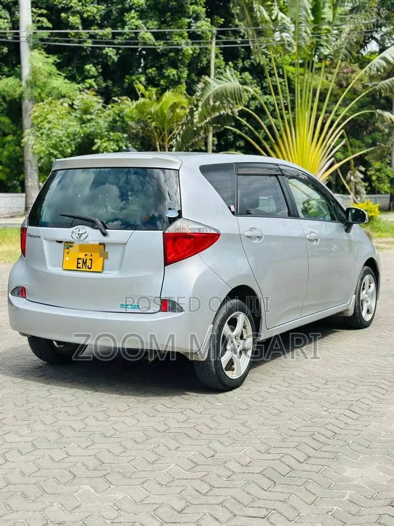 Toyota Ractis 2008 Silver