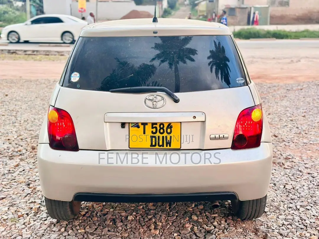 Toyota IST 2005 Gold