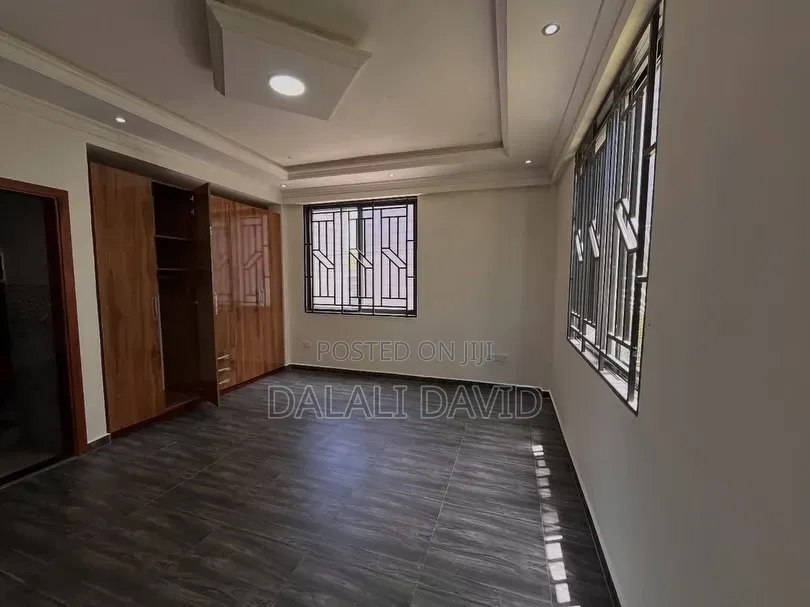 5bdrm Villa in Oysterbay for sale
