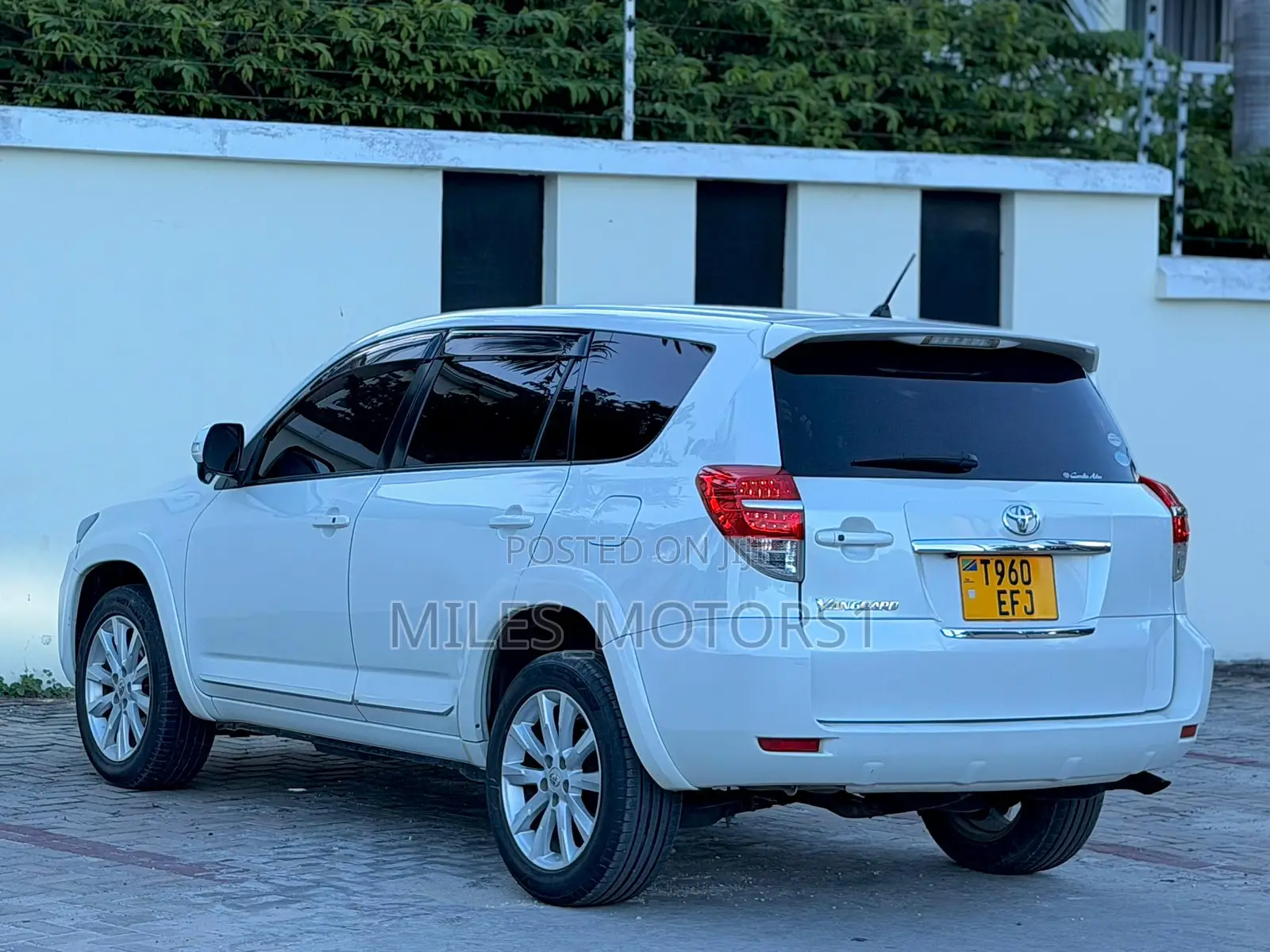 Toyota Vanguard 2010 White