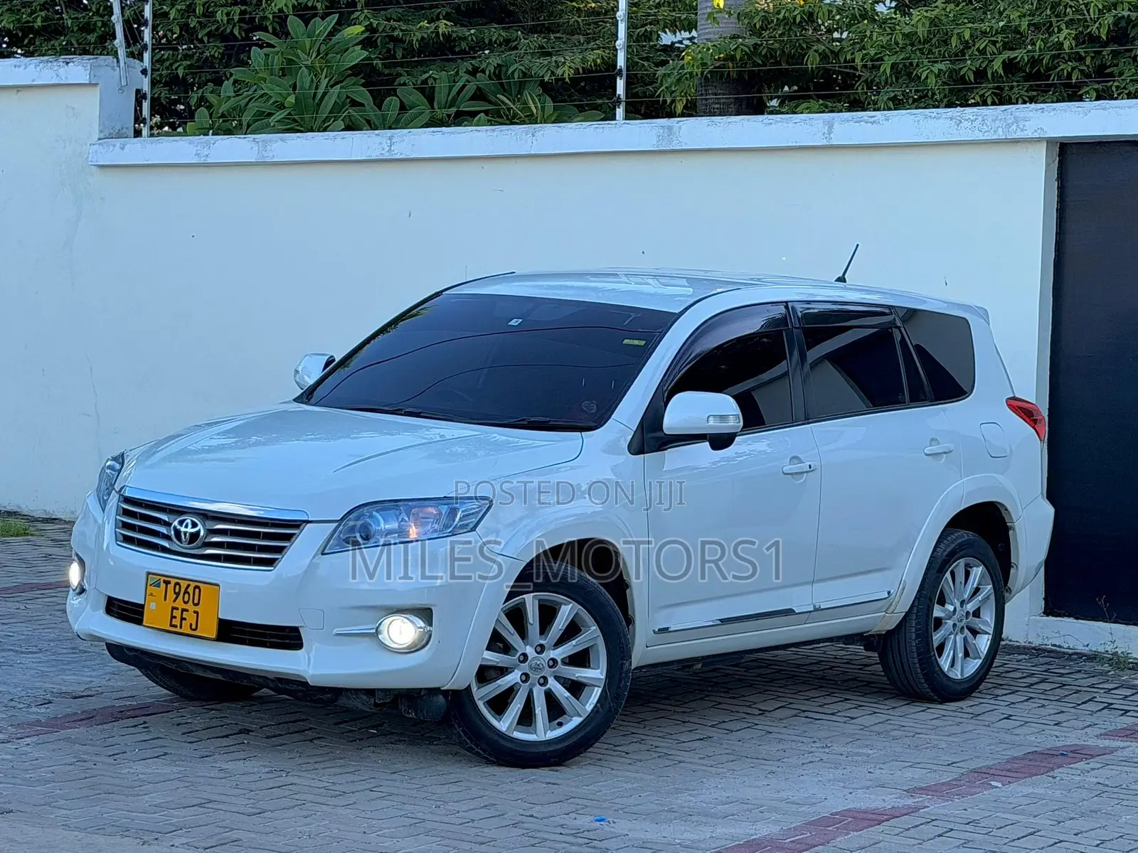 Toyota Vanguard 2010 White