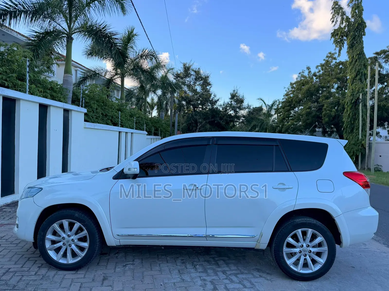 Toyota Vanguard 2010 White
