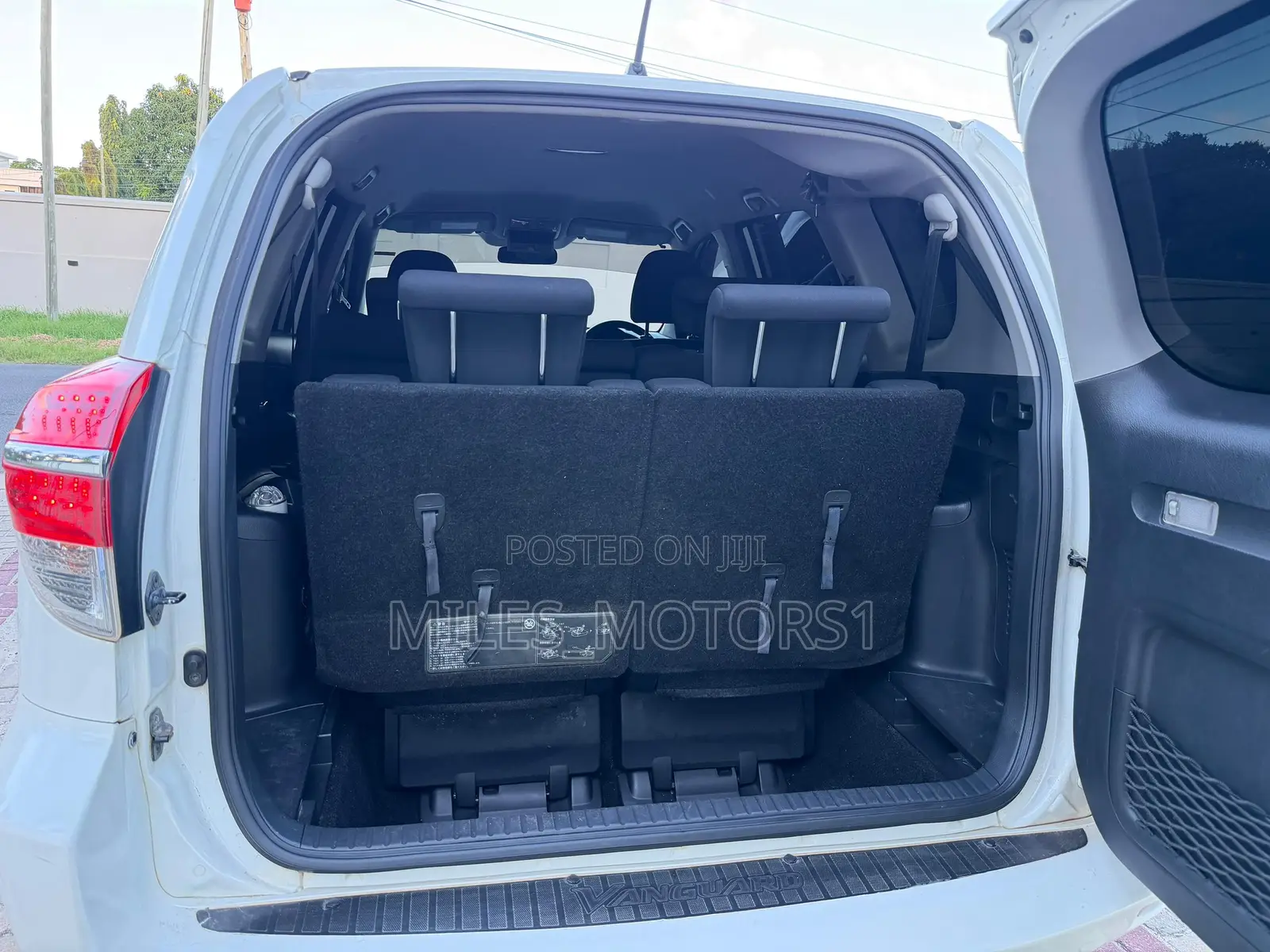 Toyota Vanguard 2010 White
