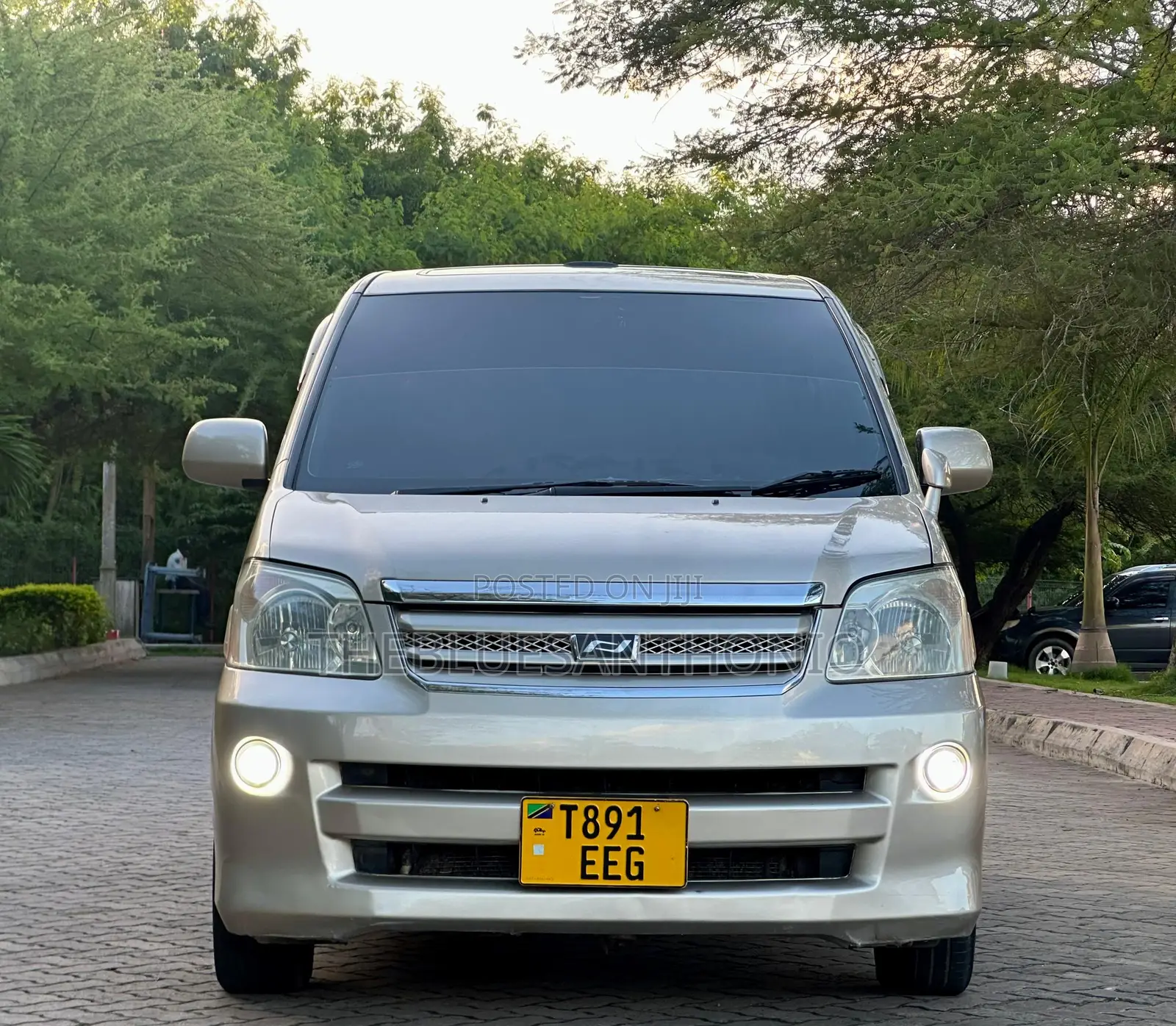 Toyota Noah 2003 Silver