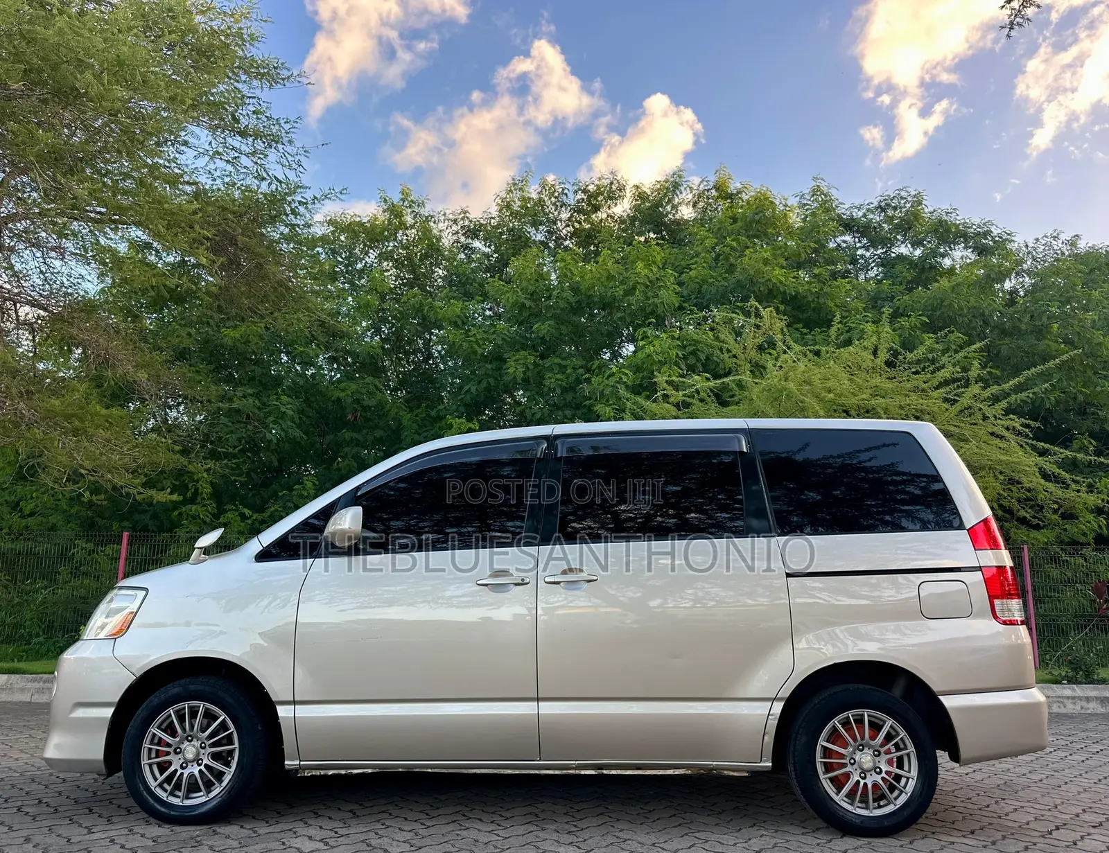 Toyota Noah 2003 Silver