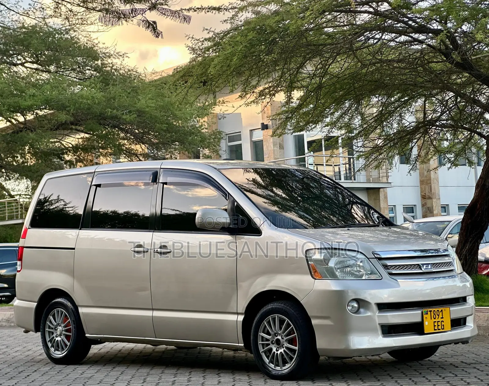 Toyota Noah 2003 Silver