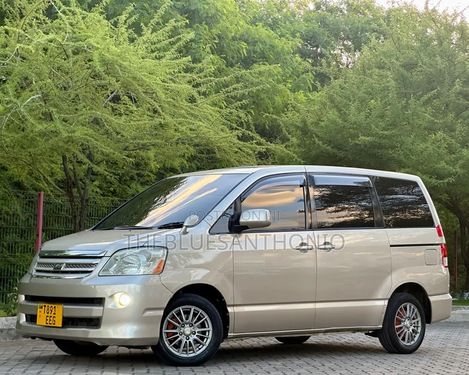 Toyota Noah 2003 Silver