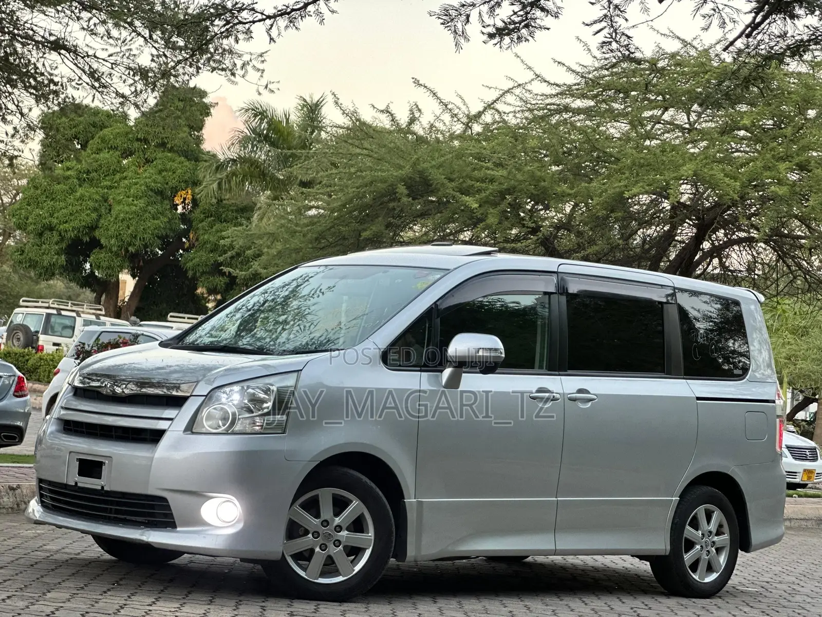 Toyota Noah 2010 Silver