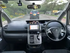 Toyota Noah 2010 Silver