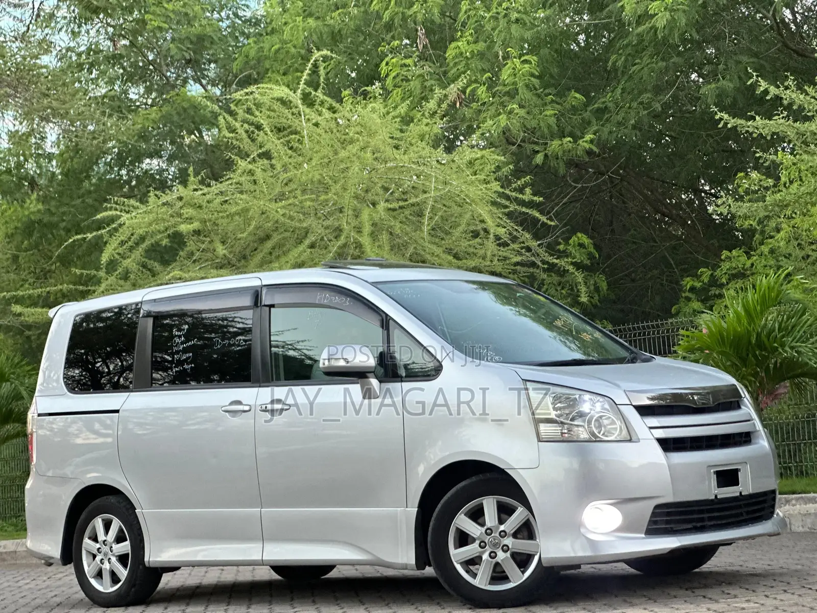 Toyota Noah 2010 Silver