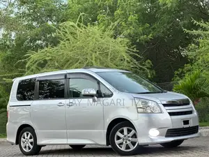 Toyota Noah 2010 Silver