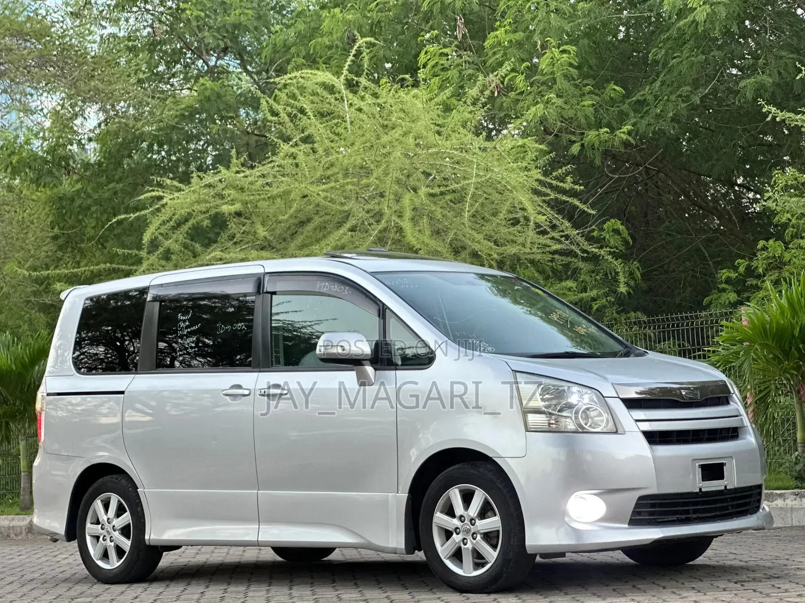 Toyota Noah 2010 Silver