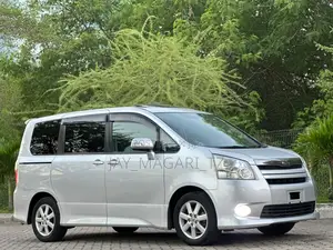 Toyota Noah 2010 Silver