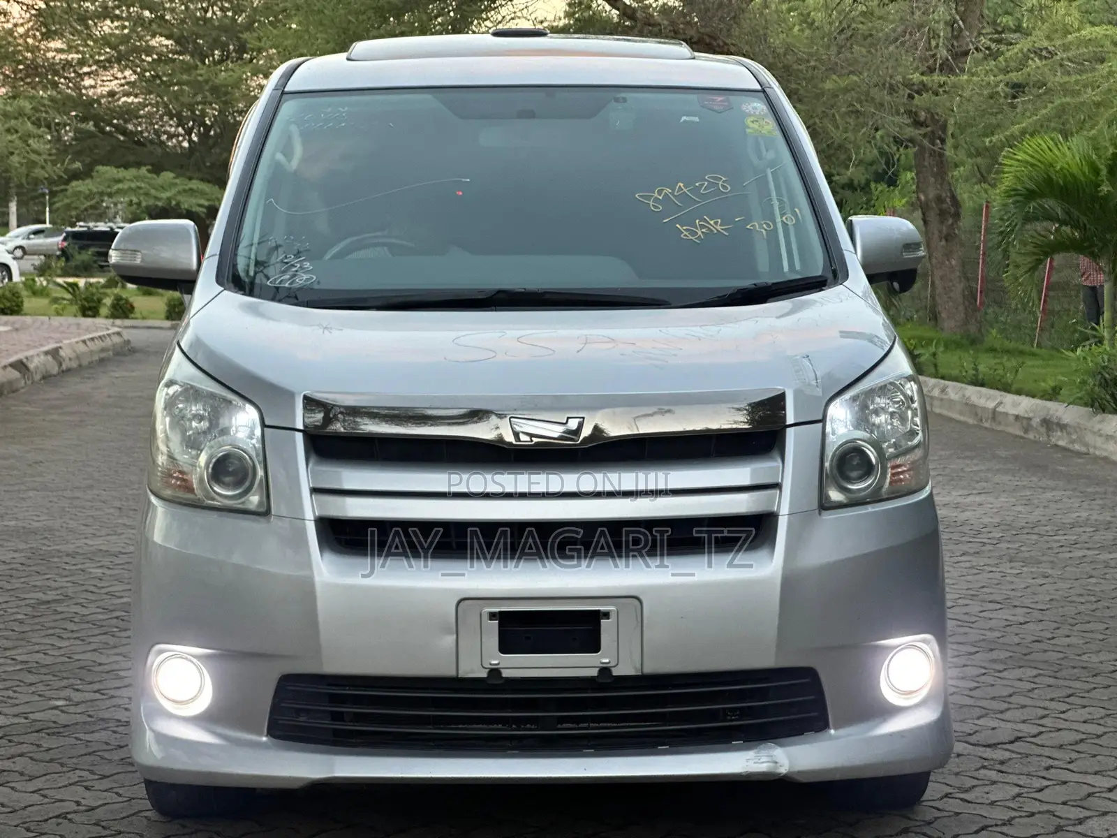 Toyota Noah 2010 Silver