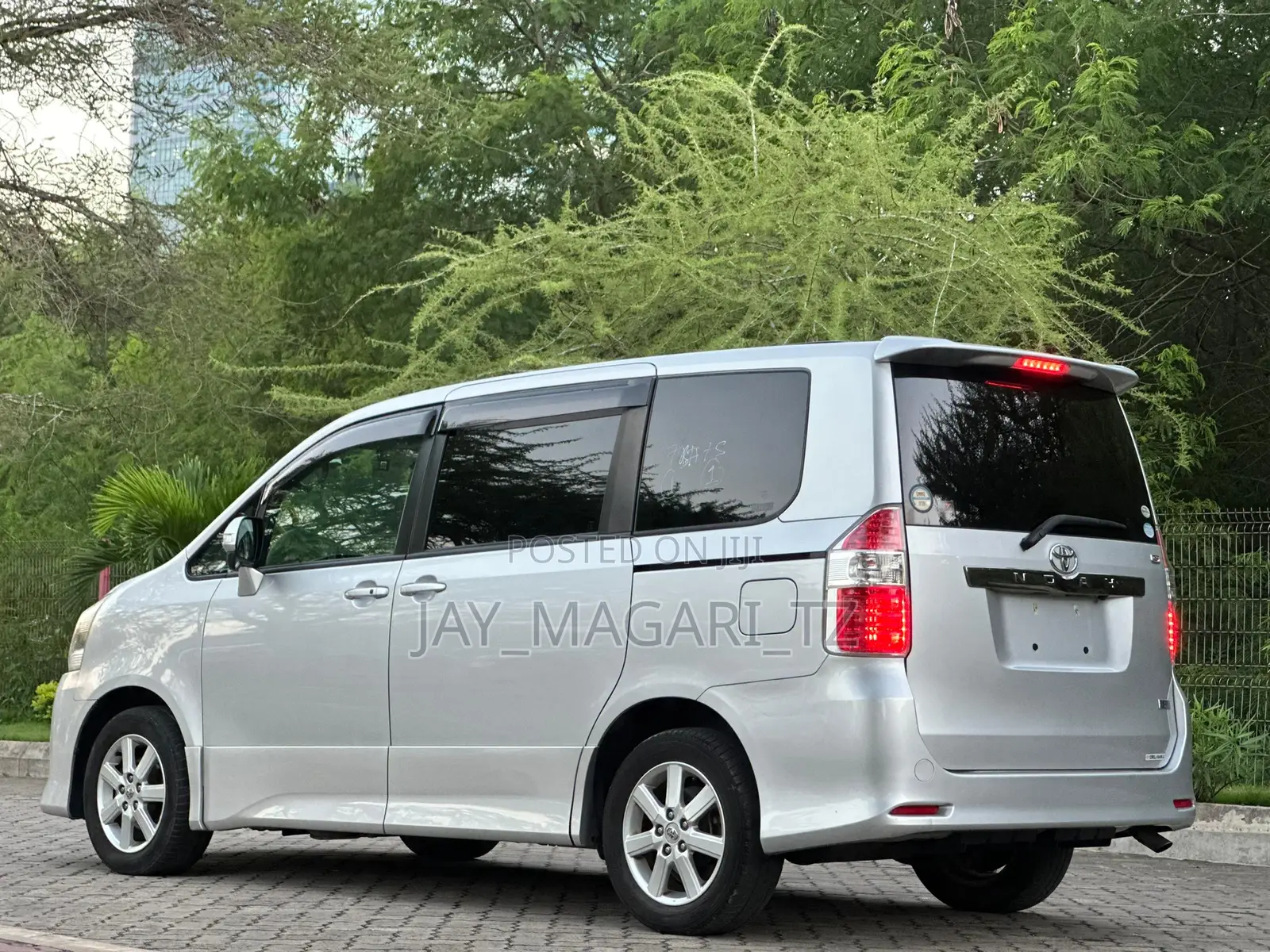 Toyota Noah 2010 Silver