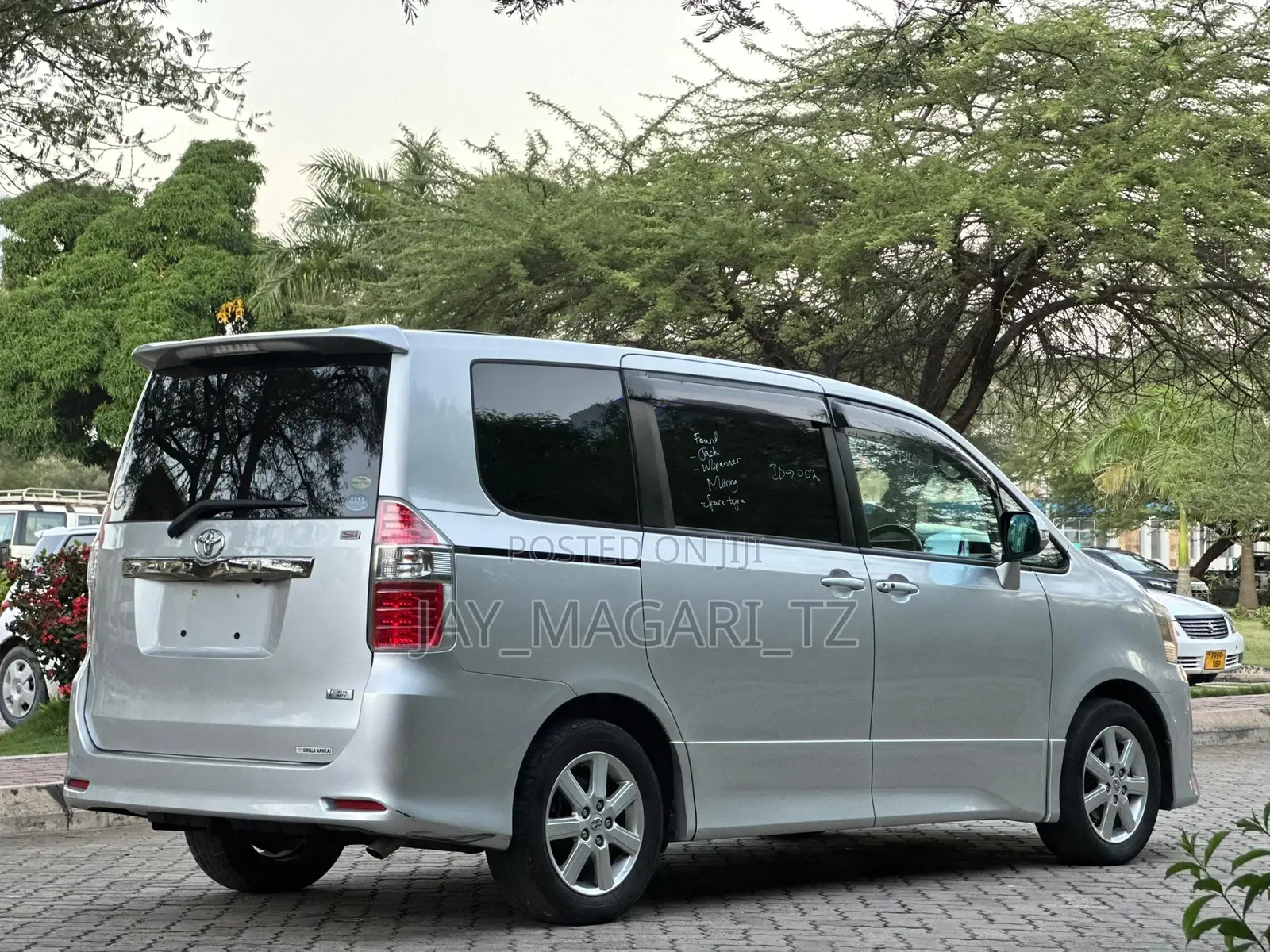 Toyota Noah 2010 Silver
