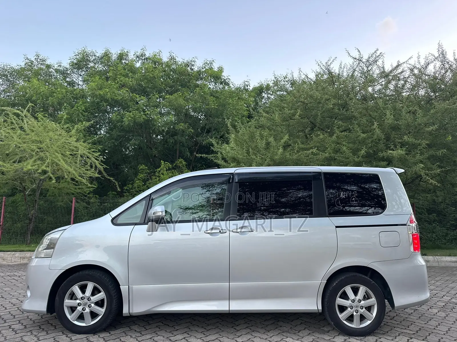 Toyota Noah 2010 Silver
